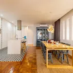 Spacious Apartment With Balcony In Porto