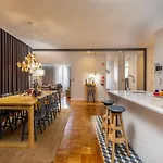 Spacious Apartment With Balcony In Porto