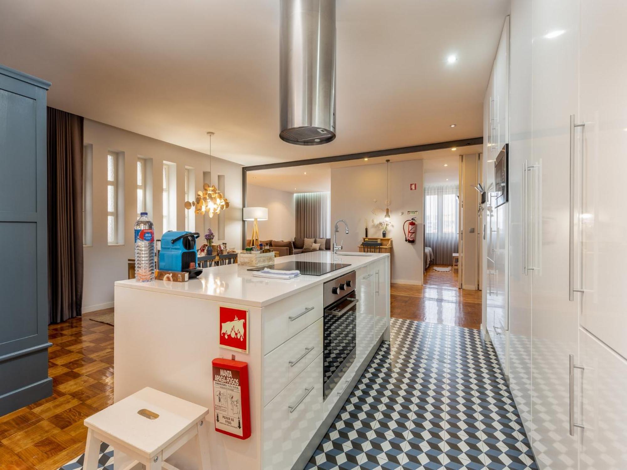 Spacious With Balcony In Porto