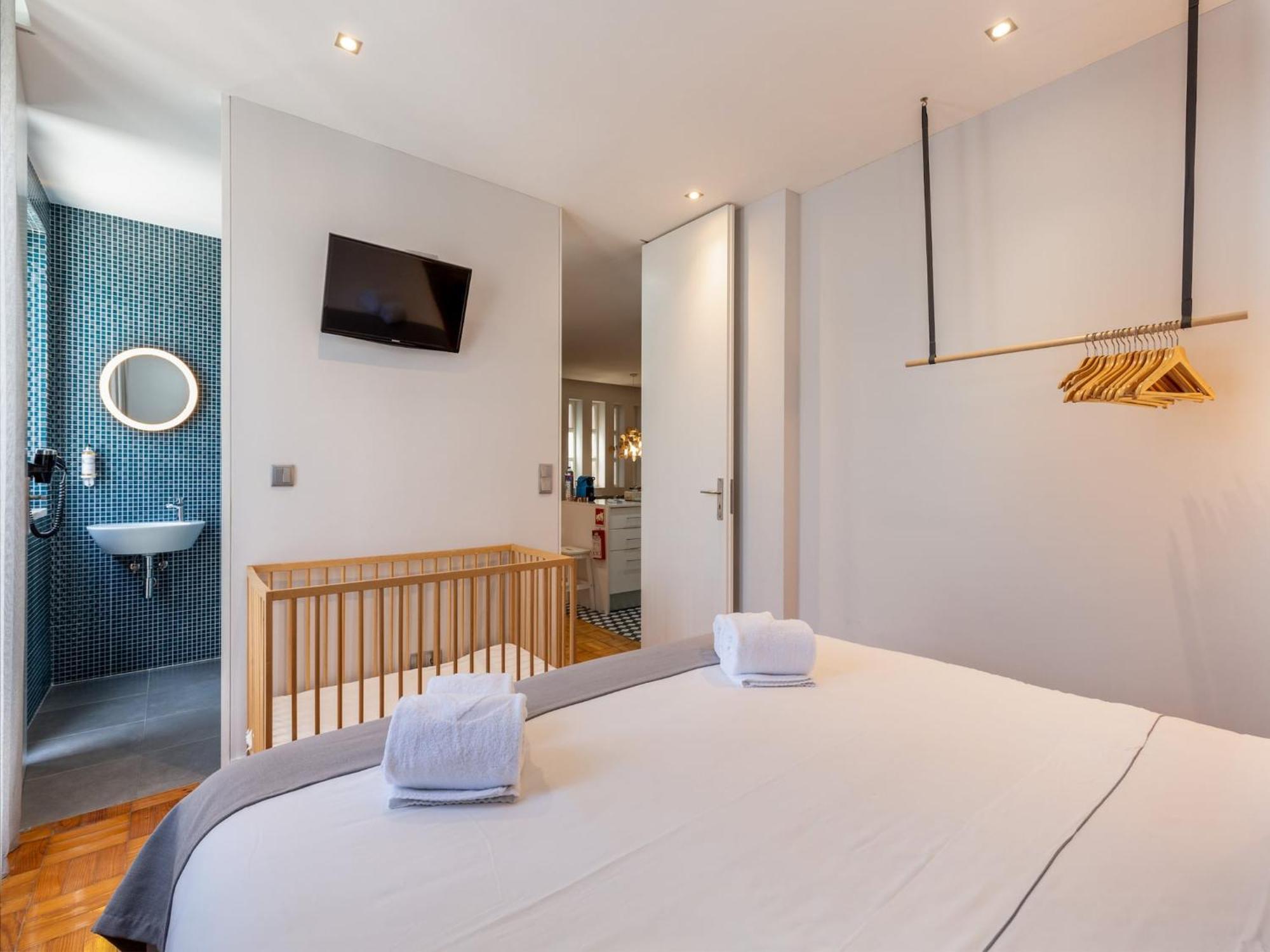 Spacious With Balcony In * Porto