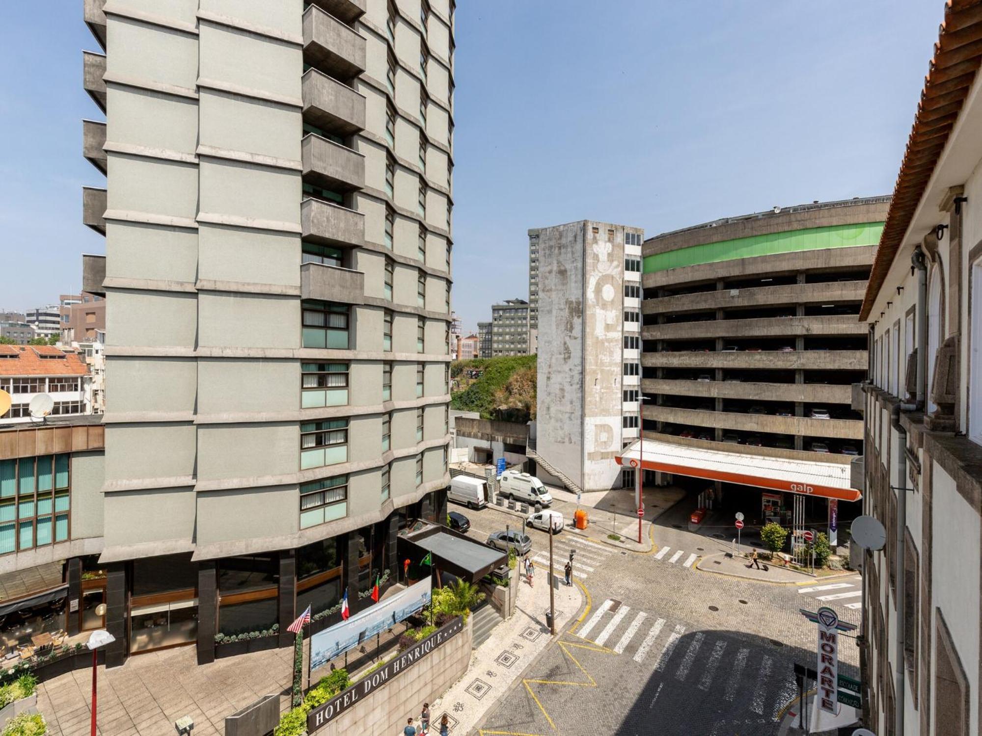 Spacious With Balcony In Porto